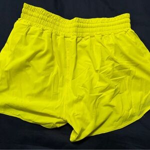 Lululemon Athletica Hotty Hot 4” Highlight Yellow size 8